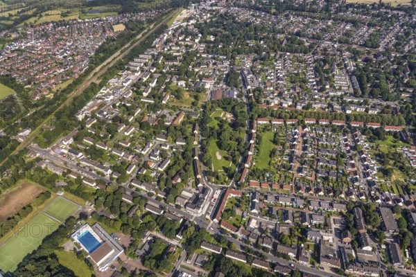 Aerial view, all-weather swimming pool Walsum and sports field Walsum 09 in the district Vierlinden, Duisburg, Ruhr area, North Rhine-Westphalia, Germany, bathing establishment, bathing resort, DE, Europe, outdoor swimming pool, leisure activities, football pitch, property tax, real estate, aerial view, aerial photography, aerial photography, swimming pool, swimming pool, sports, sports facilities, sports field, sports facility, overview, bird's eye view, residential complex, living and life, residential area, residential buildings, residential quality, housing estate, birds-eyes view, overview