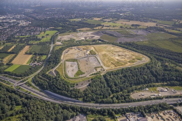 Aerial photograph, Wehofen-West tailings pile and Wehofen-Nord landfill on the A59 motorway, Dinslaken-Hiesfeld exit, Averbruch, Dinslaken, Ruhr area, North Rhine-Westphalia, Germany, DE, landfill, Europe, slag heap, aerial photograph, aerial photography, aerial photography, overview, bird's-eye view, overview