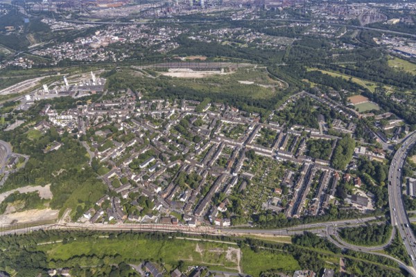 Aerial view, residential area, district Untermeiderich, Duisburg, Ruhr area, North Rhine-Westphalia, Germany, DE, Europe, property tax, real estate, Lime tree Gas, aerial view, aerial photography, aerial photography, overview, bird's-eye view, housing estate, living and living, residential area, residential buildings, quality of living, housing estate, birds-eyes view, overview
