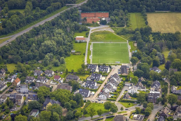 Aerial view, Reiserpfad housing estate, sports field and tennis courts, Rahm, Duisburg, Ruhr area, North Rhine-Westphalia, Germany, DE, Europe, property tax, real estate, aerial view, aerial photography, aerial photography, overview, bird's eye view, housing estate, housing and living, residential area, residential buildings, housing quality, housing estate, birds-eyes view, overview