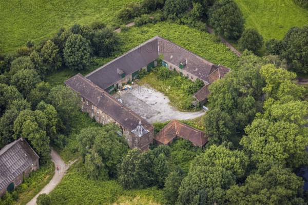 Aerial view, Gut Böckum, Huckingen, Duisburg, Ruhr area, North Rhine-Westphalia, Germany, DE, Europe, Haus Böckum, aerial photograph, aerial photography, aerial photography, sight, overview, bird's-eye view, moated castle, birds-eyes view, historical, medieval aristocratic residence, overview