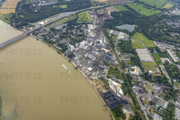 Aerial view, Rheinufer Essenberg, commercial area Duisburger Straße, coal storage on the river Rhine, Alt-Homberg, Duisburg, Ruhr area, North Rhine-Westphalia, Germany, DE, Europe, commercial enterprises, commercial area, commercial site, commercial use, industrial area, industrial building, industrial site, aerial photograph, aerial photography, aerial photography, overview, bird's eye view, birds-eyes view, overview