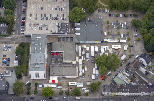 Aerial view, Hochheide residential park, Die Weißen Riesen, weekly market market, Hochheide, Duisburg, Ruhr area, North Rhine-Westphalia, Germany, DE, Europe, shapes and colours, large housing estate, property tax, high-rise buildings, real estate, aerial view, aerial photography, aerial photography, market place, market stalls, apartment buildings, apartment blocks, Ottostrasse, high-rise buildings, landmark, overview, bird's-eye view, housing estate, housing and living, residential area, residential buildings, residential park, housing estate, birds-eyes view, former Rheinpreußen-Siedlung, overview