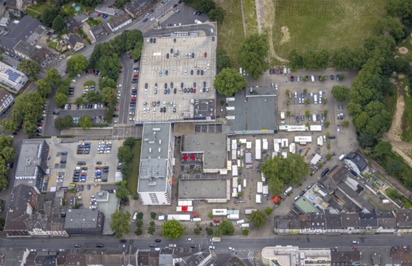 Aerial view, Hochheide residential park, Die Weißen Riesen, weekly market market, Hochheide, Duisburg, Ruhr area, North Rhine-Westphalia, Germany, DE, Europe, shapes and colours, large housing estate, property tax, high-rise buildings, real estate, aerial view, aerial photography, aerial photography, market place, market stalls, apartment buildings, apartment blocks, Ottostrasse, high-rise buildings, landmark, overview, bird's-eye view, housing estate, housing and living, residential area, residential buildings, residential park, housing estate, birds-eyes view, former Rheinpreußen-Siedlung, overview