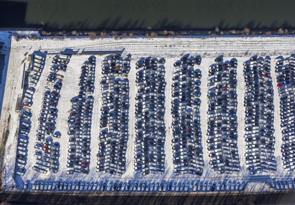 Aerial photo, car warehouse Salloum Logistics, Pontwert, Ruhrort, Duisburg, Ruhr area, North Rhine-Westphalia, Germany, Am Hafenkanal, DE, Europe, storage, logistics, logistics service, logistics service provider, logistics provider, aerial photo, aerial photography, aerial photography, car logistics, snow, overview, bird's eye view, winter, birds-eyes view, cleared roads, overview