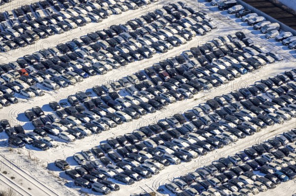 Aerial photo, car warehouse Salloum Logistics, Pontwert, Ruhrort, Duisburg, Ruhr area, North Rhine-Westphalia, Germany, Am Hafenkanal, DE, Europe, storage, logistics, logistics service, logistics service provider, logistics provider, aerial photo, aerial photography, aerial photography, car logistics, snow, overview, bird's eye view, winter, birds-eyes view, cleared roads, overview