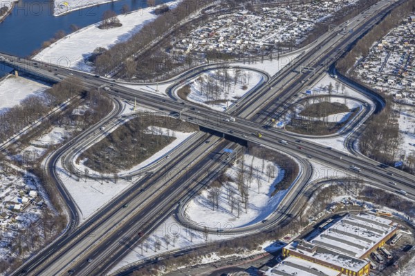 Aerial view, motorway junction Duisburg, A59 and A40, Kaßlerfeld, Duisburg, Ruhr area, North Rhine-Westphalia, Germany, motorway A40, motorway A59, motorway A59 over motorway A40, DE, Europe, aerial view, aerial photography, aerial photography, Ruhr dyke, snow, road traffic, overview, bird's eye view, winter, birds-eyes view, cleared road traffic, overview