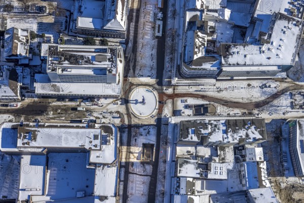 Aerial view, roundabout with sculpture Livesafer in Königstraße, pedestrian zone, old town, Duisburg, Ruhr area, North Rhine-Westphalia, Germany, DE, Europe, aerial view, aerial photography, aerial photography, snow, overview, bird's eye view, winter, birds-eyes view, cleared streets, overview