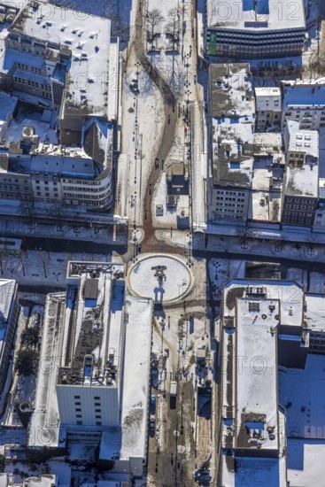 Aerial view, roundabout with sculpture Livesafer in Königstraße, pedestrian zone, old town, Duisburg, Ruhr area, North Rhine-Westphalia, Germany, DE, Europe, roundabout, aerial view, aerial photography, aerial photography, snow, overview, bird's eye view, winter, birds-eyes view, cleared streets, overview