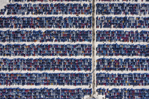 Aerial photo, E. H. Harms AutomobilTransporte and BLG AutoTerminal Duisburg, Osloer Straße, Friemersheim, Duisburg, Ruhr area, North Rhine-Westphalia, Germany, DE, Europe, shapes and colours, logistics, logistics service, logistics service provider, logistics provider, aerial photo, aerial photography, aerial photography, car logistics, Rotterdamer Straße, snow, overview, bird's eye view, winter, birds-eyes view, cleared roads, overview