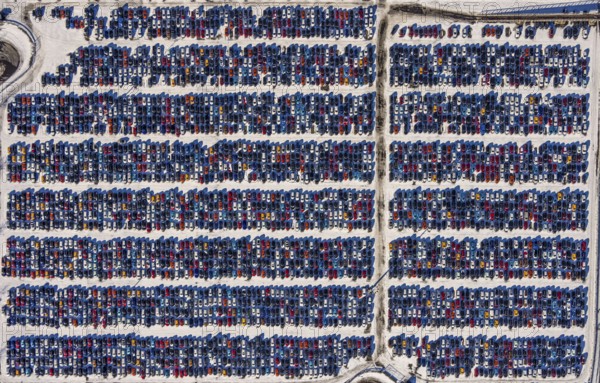 Aerial photo, E. H. Harms AutomobilTransporte and BLG AutoTerminal Duisburg, Osloer Straße, Friemersheim, Duisburg, Ruhr area, North Rhine-Westphalia, Germany, DE, Europe, shapes and colours, logistics, logistics service, logistics service provider, logistics provider, aerial photo, aerial photography, aerial photography, car logistics, Rotterdamer Straße, snow, overview, bird's eye view, winter, birds-eyes view, cleared roads, overview