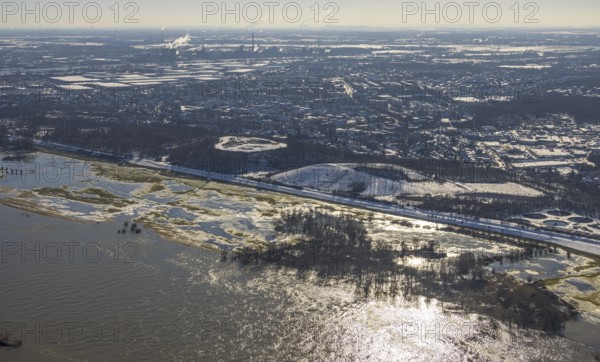 Aerial view, river Rhine flooding, Neuenkamp, Duisburg, Ruhr area, North Rhine-Westphalia, Germany, DE, Europe, aerial photography, aerial photography, aerial photography, snow, overview, bird's-eye view, winter, birds-eyes view, cleared roads, overview, flood, Rhine flood, winter flood