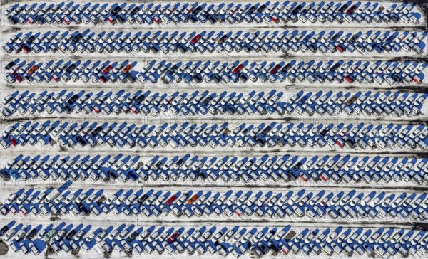 Aerial photo, E. H. Harms AutomobilTransporte and BLG AutoTerminal Duisburg, Osloer Straße, Friemersheim, Duisburg, Ruhr area, North Rhine-Westphalia, Germany, DE, Europe, shapes and colours, logistics, logistics service, logistics service provider, logistics provider, aerial photo, aerial photography, aerial photography, car logistics, snow, overview, bird's eye view, winter, birds-eyes view, cleared roads, overview