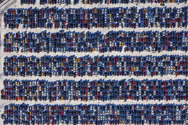 Aerial photo, E. H. Harms AutomobilTransporte and BLG AutoTerminal Duisburg, Osloer Straße, Friemersheim, Duisburg, Ruhr area, North Rhine-Westphalia, Germany, DE, Europe, shapes and colours, logistics, logistics service, logistics service provider, logistics provider, aerial photo, aerial photography, aerial photography, car logistics, Rotterdamer Straße, snow, overview, bird's eye view, winter, birds-eyes view, cleared roads, overview