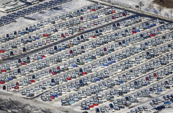 Aerial photo, E. H. Harms AutomobilTransporte and BLG AutoTerminal Duisburg, Osloer Straße, Friemersheim, Duisburg, Ruhr area, North Rhine-Westphalia, Germany, DE, Europe, shapes and colours, logistics, logistics service, logistics service provider, logistics provider, aerial photo, aerial photography, aerial photography, car logistics, Rotterdamer Straße, snow, overview, bird's eye view, winter, birds-eyes view, cleared roads, overview