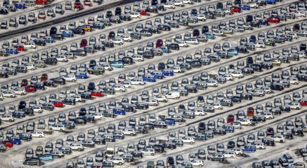 Aerial photo, E. H. Harms AutomobilTransporte and BLG AutoTerminal Duisburg, Osloer Straße, Friemersheim, Duisburg, Ruhr area, North Rhine-Westphalia, Germany, DE, Europe, shapes and colours, logistics, logistics service, logistics service provider, logistics provider, aerial photo, aerial photography, aerial photography, car logistics, snow, overview, bird's eye view, winter, birds-eyes view, cleared roads, overview