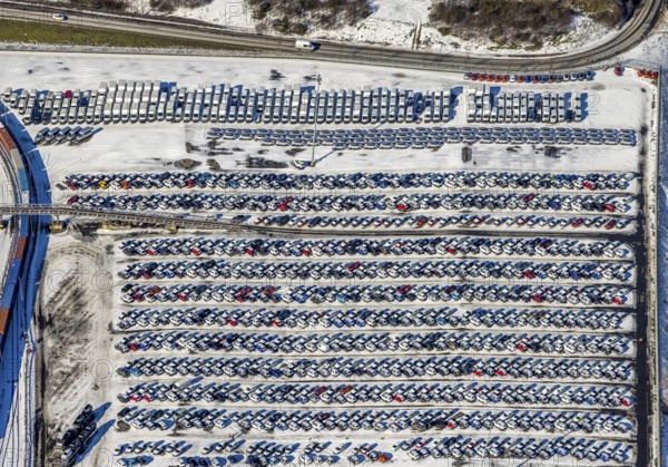 Aerial photo, E. H. Harms AutomobilTransporte and BLG AutoTerminal Duisburg, Osloer Straße, Friemersheim, Duisburg, Ruhr area, North Rhine-Westphalia, Germany, DE, Europe, shapes and colours, logistics, logistics service, logistics service provider, logistics provider, aerial photo, aerial photography, aerial photography, car logistics, snow, overview, bird's eye view, winter, birds-eyes view, cleared roads, overview