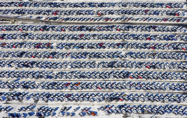 Aerial photo, E. H. Harms AutomobilTransporte and BLG AutoTerminal Duisburg, Osloer Straße, Friemersheim, Duisburg, Ruhr area, North Rhine-Westphalia, Germany, DE, Europe, shapes and colours, logistics, logistics service, logistics service provider, logistics provider, aerial photo, aerial photography, aerial photography, car logistics, snow, overview, bird's eye view, winter, birds-eyes view, cleared roads, overview