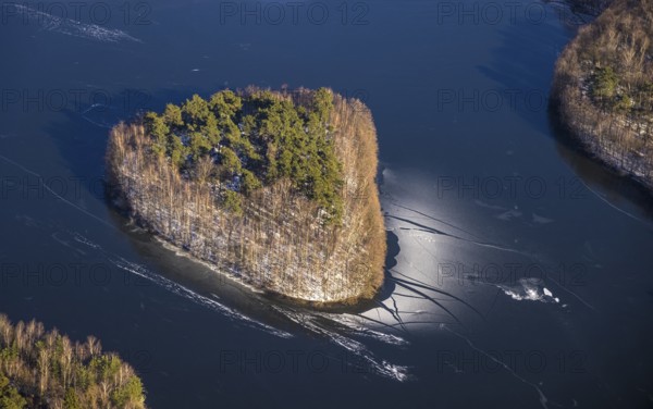 Aerial view, Sechs-Seen-Platte, Wedau, Duisburg, Ruhr area, North Rhine-Westphalia, Germany, DE, Europe, island in the lake, aerial view, aerial photography, aerial photography, snow, overview, bird's eye view, forest area, winter, birds-eyes view, cleared roads, overview