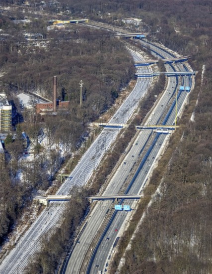 Aerial view, motorway A3 and railway line parallel, Neudorf, Duisburg, Ruhr area, North Rhine-Westphalia, Germany, motorway, railway tracks, DE, Europe, aerial view, aerial photography, aerial photography, snow, overview, bird's eye view, winter, birds-eyes view, cleared roads, overview