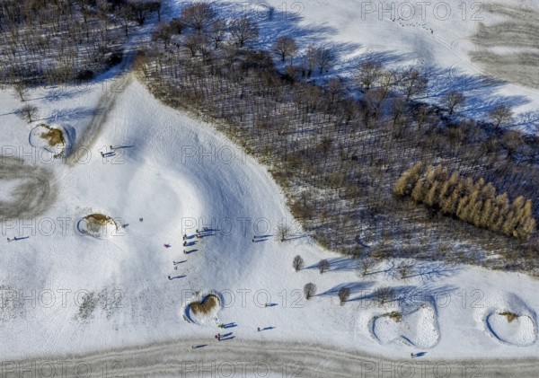 Aerial view, snow-covered golf course Huckingen and walkers, Huckingen, Duisburg, Ruhr area, North Rhine-Westphalia, Germany, DE, Europe, golf course, golf meadow, aerial view, aerial photography, aerial photography, snow, sports, overview, bird's eye view, winter, birds-eyes view, cleared roads, overview