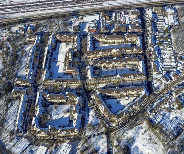 Aerial view, monument colliery housing estate Am Himgesberg, Hüttenheim, Duisburg, Ruhr area, North Rhine-Westphalia, Germany, DE, Europe, property tax, real estate, aerial view, aerial photography, aerial photography, snow, Hüttenheim housing estate, overview, bird's eye view, winter, housing estate, living and living, residential area, residential buildings, quality of living, residential neighbourhood, housing estate, colliery housing estate, birds-eyes view, cleared streets, overview