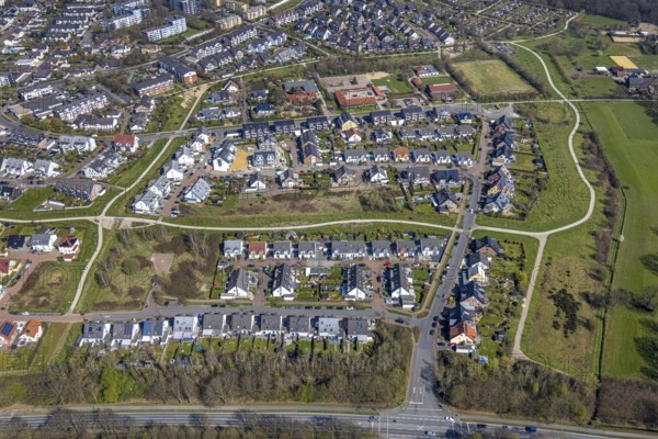 Aerial view, housing estate Holzweg, Gemeinschaftsgrundschule GGS Hühnerheide, Hiesfeld, Dinslaken, Ruhr area, North Rhine-Westphalia, Germany, education, educational institution, DE, Europe, GGS, primary school, property tax, real estate, educational institute, aerial photograph, aerial photography, aerial photography, Lower Rhine, Rhine, school, overview, bird's-eye view, residential area, living and life, residential area, residential buildings, residential quality, residential neighbourhood, housing estate, birds-eyes view, overview