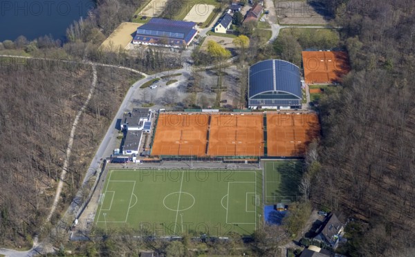 Aerial photo, tennis court, sports field, Dorfstraße, nature reserve Scholtenbusch, Hiesfeld, Dinslaken, Ruhr area, North Rhine-Westphalia, Germany, DE, Europe, handball club TV Jahn Hiesfeld, aerial photo, aerial photography, aerial photography, NSG, Lower Rhine, photovoltaics, photovoltaic system, Rhine, solar, solar system, solar energy, solar energy, sports, tennis, tennis halls, tennis courts, tennis club, overview, bird's eye view, birds-eyes view, overview