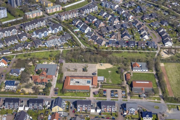 Aerial view, community primary school GGS Hühnerheide, housing estate Terhardthof, Hiesfeld, Dinslaken, Ruhr area, North Rhine-Westphalia, Germany, education, educational institution, DE, Europe, GGS, primary school, property tax, real estate, educational institute, aerial photograph, aerial photography, aerial photography, Lower Rhine, Rhine, school, overview, bird's eye view, residential area, living and life, residential area, residential buildings, residential quality, residential neighbourhood, housing estate, birds-eyes view, overview