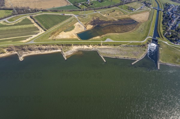 Aerial view, Rhine dyke construction site, new and old Emscher estuary, drop structure Emscher estuary, Emscher bridge Hagelstraße, Rheinaue Walsum, river Emscher, river Rhine, city border to Voerde, Eppinghoven, Dinslaken, Ruhr area, North Rhine-Westphalia, Germany, DE, Emscher, Emscher estuary, Emscher estuary into the Rhine, Emscher conversion, Europe, Frankfurter Straße, aerial view, aerial photography, aerial photography, estuary area, Lower Rhine, Rhine, Rhine floodplain, overview, bird's eye view, meadows and fields, living and life, birds-eyes view, new Emscher estuary Voerde city boundary, overview