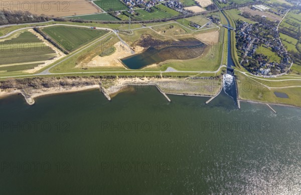 Aerial view, Rhine dyke construction site, new and old Emscher estuary, drop structure Emscher estuary, Emscher bridge Hagelstraße, Rheinaue Walsum, river Emscher, river Rhine, city border to Voerde, Eppinghoven, Dinslaken, Ruhr area, North Rhine-Westphalia, Germany, DE, Emscher, Emscher estuary, Emscher estuary into the Rhine, Emscher conversion, Europe, Frankfurter Straße, aerial view, aerial photography, aerial photography, estuary area, Lower Rhine, Rhine, Rhine floodplain, overview, bird's eye view, meadows and fields, living and life, birds-eyes view, new Emscher estuary Voerde city boundary, overview