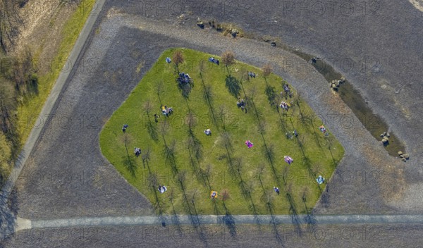 Aerial view, small sunbathing lawn on the slag heap between Westfalenpark, Emscher and viaduct Hympendahlbrücke, north of Phönix-West, spring weather on Dortmund's sunbathing lawns, Friedrichsfeld, Voerde, Ruhr area, North Rhine-Westphalia, Germany, DE, Europe, birds-eyes view, aerial view, aerial photography, aerial photography, overview, bird's eye view, spring, summer weather in March, Dortmund sunbathing lawns, sunbathing with Corona distance