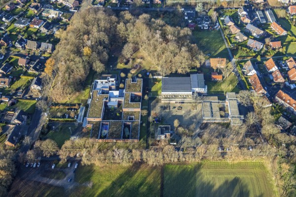 Aerial view of the Raoul-Wallenberg-Schule and Wittenbrinkschule Wulfen in Dorsten in the Ruhr area in North Rhine-Westphalia, Germany, education, educational institution, DE, Germany, Dorsten, Europe, Großer Ring, educational institute, aerial view, aerial photograph, aerial photography, aerial photography, North Rhine-Westphalia, photovoltaics, photovoltaic system, secondary school, Ruhr area, school, solar, solar system, solar energy, solar energy, overview, bird's eye view, birds-eyes view, overview