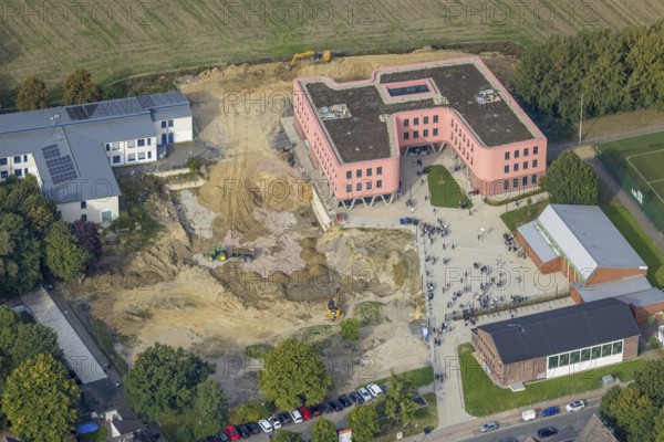Aerial view, Pink building of the Reinoldi comprehensive school and construction site in the Bodelschwingh district of Dortmund, Ruhr area, North Rhine-Westphalia, Germany, construction work, construction area, construction site, building plots, construction project, construction site, educational institution, DE, Dortmund, Europe, comprehensive school, teaching institute, aerial photograph, aerial photography, aerial photography, new building, school, overview, bird's eye view, bird's eye view, overview