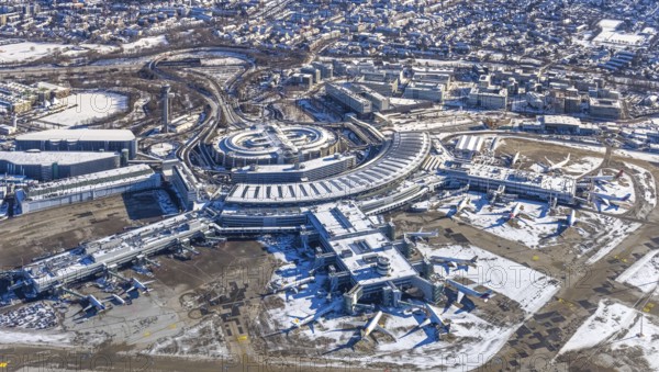 Aerial photo, Düsseldorf Airport, reception building and terminal building, Lohausen, Düsseldorf, Rhineland, North Rhine-Westphalia, Germany, DE, DUS Airport, Europe, flight emission, airport, aircraft noise, airfield, aerial photograph, aerial photography, aerial photography, snow, overview, bird's-eye view, winter, birds-eyes view, overview