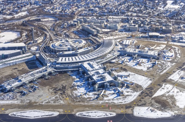 Aerial photo, Düsseldorf Airport, reception building and terminal building, Lohausen, Düsseldorf, Rhineland, North Rhine-Westphalia, Germany, DE, DUS Airport, Europe, flight emission, airport, aircraft noise, airfield, aerial photograph, aerial photography, aerial photography, snow, overview, bird's-eye view, winter, birds-eyes view, overview