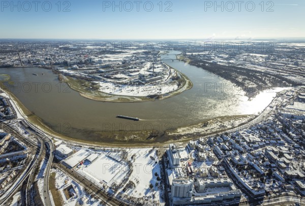 Aerial view, Rhine bend at the harbour, Lausward power station, harbour, Düsseldorf, Rhineland, North Rhine-Westphalia, Germany, inland port, DE, Europe, thermal power station, power station, power station plant, aerial view, aerial photography, aerial photography, snow, overview, bird's-eye view, winter, birds-eyes view, overview