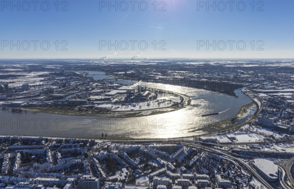 Aerial view, Rhine bend at the harbour, Lausward power station, harbour, Düsseldorf, Rhineland, North Rhine-Westphalia, Germany, inland port, DE, Europe, thermal power station, power station, power station plant, aerial view, aerial photography, aerial photography, snow, overview, bird's-eye view, winter, birds-eyes view, overview