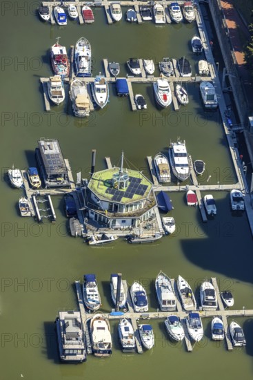 Aerial view, Marina Düsseldorf Yachthafen im Medienhafen Düsseldorf, Rhineland, North Rhine-Westphalia, Germany, DE, Düsseldorf, Europe, harbour, harbour area, harbour area, marina, aerial view, aerial photography, aerial photography, motorboats, overview, bird's eye view, yachts, marina, birds-eyes view, former Rhine harbour, overview