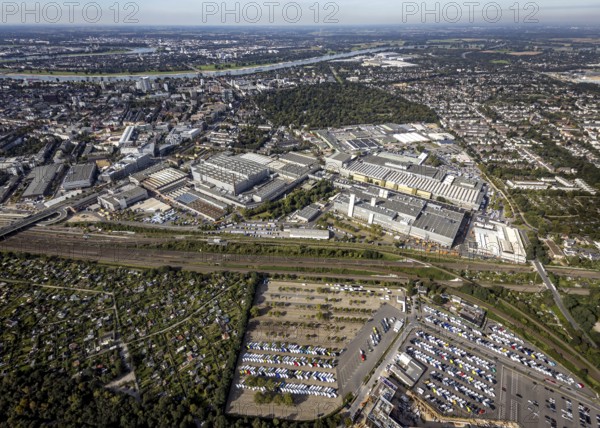 Aerial view, Mercedes Benz plant Daimler AG in the district Derendorf in Düsseldorf, Rhineland, North Rhine-Westphalia, Germany, DE, Düsseldorf, Europe, commercial enterprises, commercial area, commercial area, commercial location, commercial use, industrial area, industrial location, aerial photograph, aerial photography, aerial photography, overview, bird's-eye view, bird's-eye view, overview