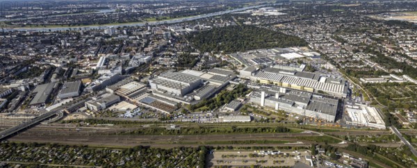 Aerial view, Mercedes Benz plant Daimler AG in the district Derendorf in Düsseldorf, Rhineland, North Rhine-Westphalia, Germany, DE, Düsseldorf, Europe, commercial enterprises, commercial area, commercial area, commercial location, commercial use, industrial area, industrial location, aerial photograph, aerial photography, aerial photography, overview, bird's-eye view, bird's-eye view, overview