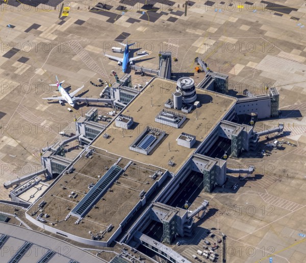 Aerial photograph, Düsseldorf Airport in the Lohausen district of Düsseldorf, Rhineland, North Rhine-Westphalia, Germany, terminal building, DE, Düsseldorf, Düsseldorf Airport, reception building, Europe, flight emission, airport, aircraft noise, airfield, aeroplane, aircraft handling, aerial photograph, aerial photography, aerial photography, overview, bird's-eye view, birds-eyes view, overview