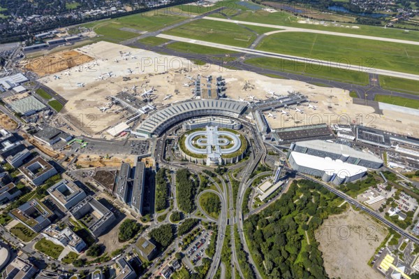 Aerial photograph, Düsseldorf Airport in the Lohausen district of Düsseldorf, Rhineland, North Rhine-Westphalia, Germany, terminal building, DE, Düsseldorf, Düsseldorf Airport, reception building, Europe, flight emission, airport, aircraft noise, airfield, aeroplane, aerial photograph, aerial photography, aerial photography, overview, bird's-eye view, bird's-eye view, overview