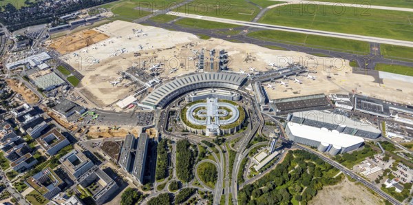 Aerial photograph, Düsseldorf Airport in the Lohausen district of Düsseldorf, Rhineland, North Rhine-Westphalia, Germany, terminal building, DE, Düsseldorf, Düsseldorf Airport, reception building, Europe, flight emission, airport, aircraft noise, airfield, aeroplane, aerial photograph, aerial photography, aerial photography, overview, bird's-eye view, bird's-eye view, overview