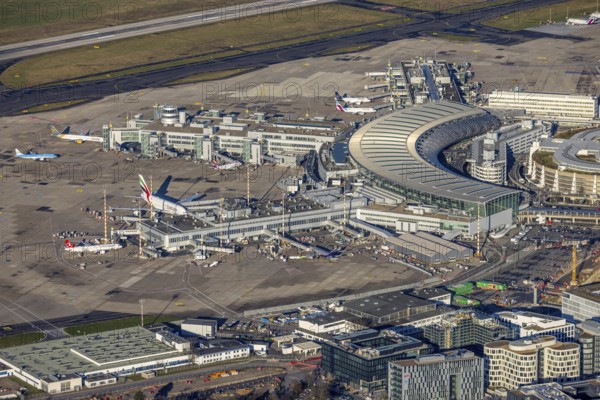Aerial photo, Düsseldorf Airport with gates and handling fingers in the Lohausen district of Düsseldorf, Rhineland, North Rhine-Westphalia, Germany, terminal building, DE, Düsseldorf, reception building, Europe, flight emission, airport, aircraft noise, aerodrome, aerial photograph, aerial photography, aerial photography, terminal, overview, bird's-eye view, overview
