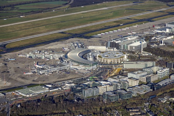 Aerial photo, Düsseldorf Airport with gates and handling fingers in the Lohausen district of Düsseldorf, Rhineland, North Rhine-Westphalia, Germany, terminal building, DE, Düsseldorf, reception building, Europe, flight emission, airport, aircraft noise, aerodrome, aerial photograph, aerial photography, aerial photography, terminal, overview, bird's-eye view, overview