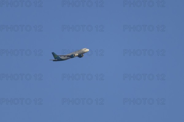 Airbus passenger jet aircraft of Aer Lingus flying in a blue sky, England, United Kingdom