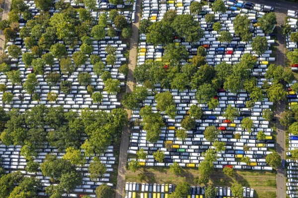 Aerial view, Caravan Center Campingplatz am Messeparkplatz im Stadtteil Stockum in Düsseldorf, Rhineland, North Rhine-Westphalia, Germany, Camping, Campinganlage, Campingmobil, Campingplatz, DE, Düsseldorf, Europe, shapes and colours, leisure, hobby, aerial photography, aerial photography, aerial photography, overview, bird's-eye view, motorhome, birds-eyes view, overview