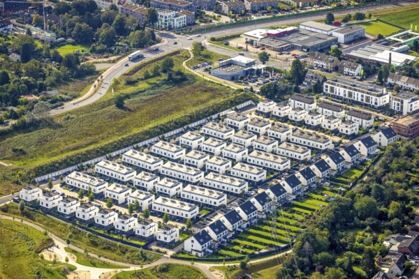 Aerial view, terraced houses single-family houses residential area Unter der Mühle in the district Büderich in Meerbusch, Rhineland, North Rhine-Westphalia, Germany, DE, single-family houses, Europe, property tax, real estate, aerial view, aerial photography, aerial photography, Meerbusch, terraced houses, overview, bird's eye view, residential complex, living and living, residential area, residential houses, quality of living, residential neighbourhood, housing estate, birds-eyes view, former site of the Böhlerwerke, overview