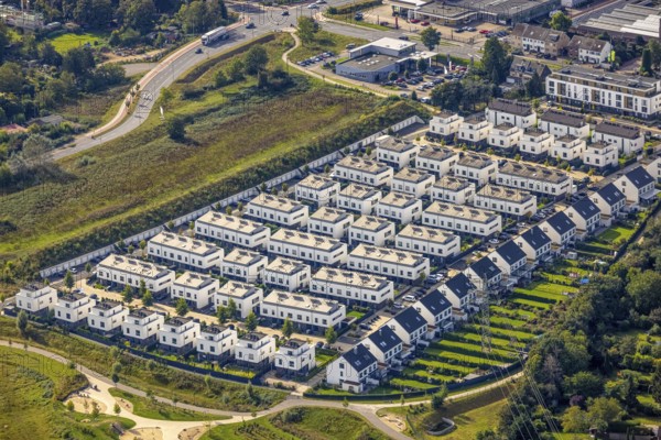 Aerial view, terraced houses single-family houses residential area Unter der Mühle in the district Büderich in Meerbusch, Rhineland, North Rhine-Westphalia, Germany, DE, single-family houses, Europe, property tax, real estate, aerial view, aerial photography, aerial photography, Meerbusch, terraced houses, overview, bird's eye view, residential complex, living and living, residential area, residential houses, quality of living, residential neighbourhood, housing estate, birds-eyes view, former site of the Böhlerwerke, overview